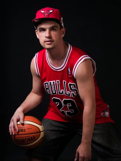 chico baloncesto rojo